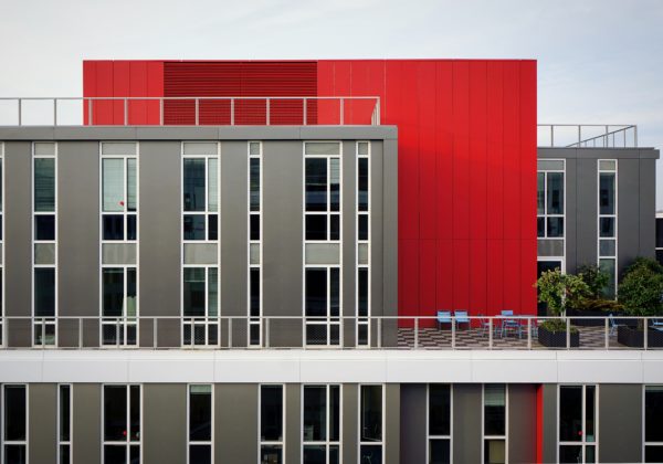 Terrasse d’un appartement gris et rouge protégé par une assurance condo copropriétaire