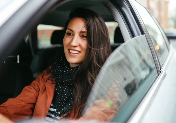 Puis-je conduire la voiture de quelqu’un d’autre avec mon assurance ?