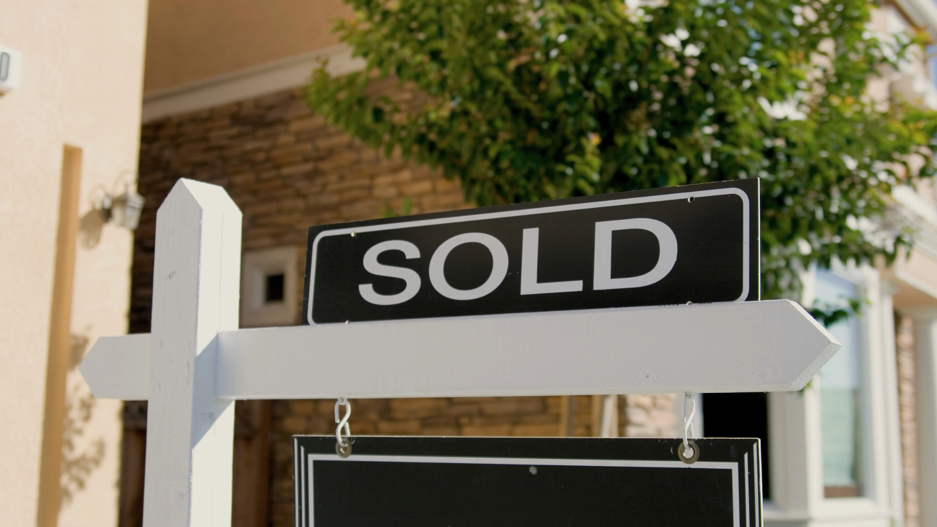 Closing on a House Soon? Here’s When to Get Home Insurance.