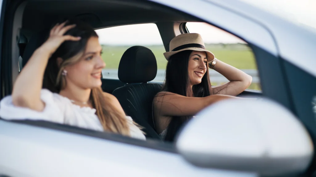 Est-ce que l’assurance auto couvre les amis ? Oui, mais…